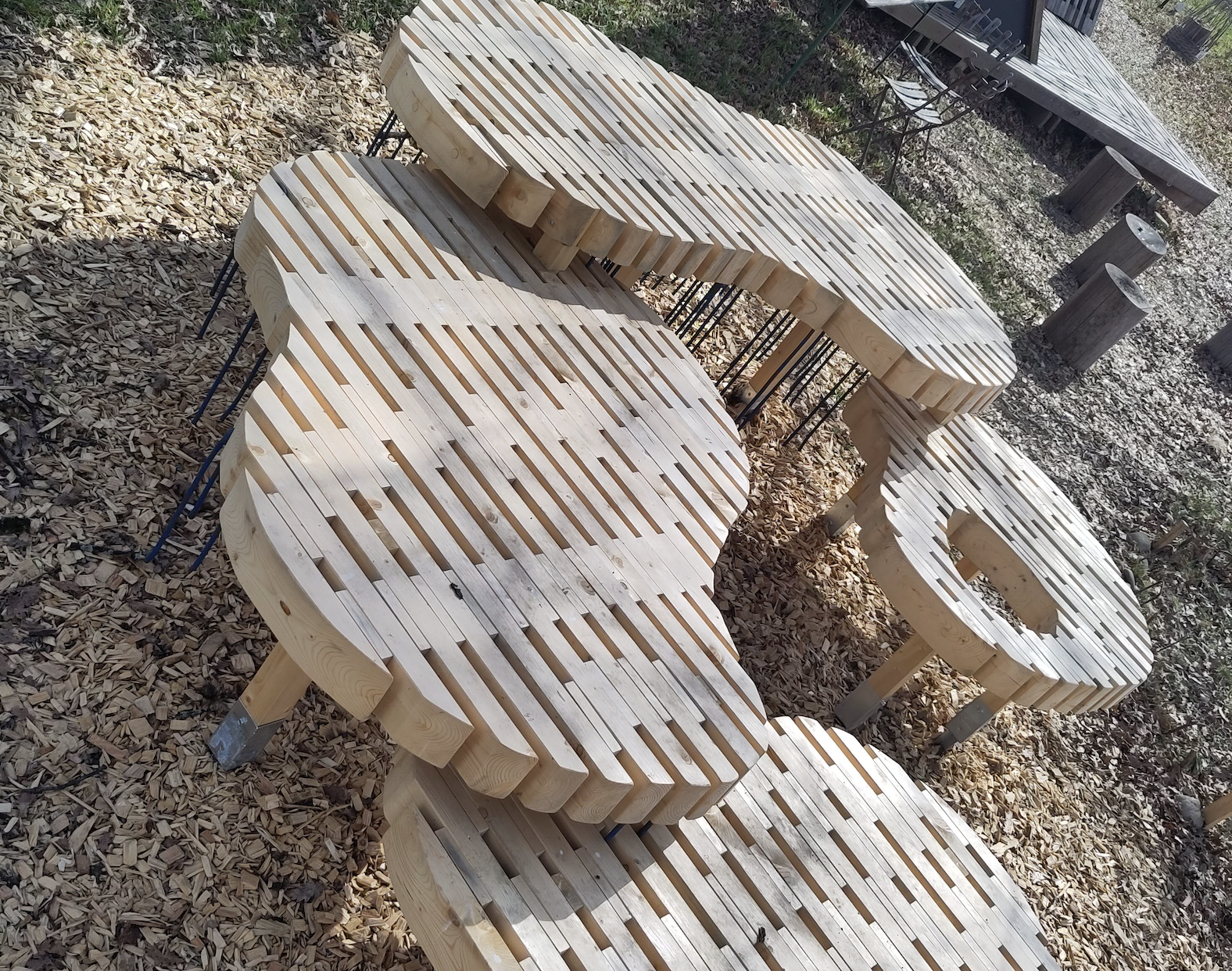 Une multitude d’éléments en bois, habilement agencés, donnent naissance à des tables au design harmonieux.
